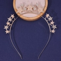 Cerchietto dorato a stelle con perle e diamanti su sfondo di tessuto blu scuro - Cerchietto a Stella / Oro Perla