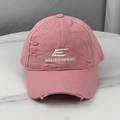 Détail d'une casquette en coton rose vieilli avec broderie blanche de la lettre E - Rose