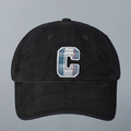 Détail de la casquette noire en coton avec lettre C brodée à carreaux et bords effilochés - Noir