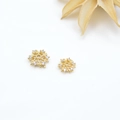 Détail de boucles d'oreilles flocon de neige dorées avec zircons blancs sur pétales - 8mm / Style 1 / Or Blanc
