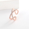 Detail van rosé gouden kruisring met sprankelende witte zirkonia pavézetting design - Verstelbaar Open / Roségoud
