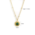Dettaglio collana con perline in oro 14k con pendente a raggiera e pietra verde - Stile raggio di sole