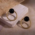 Retro goudkleurige gedraaide metalen oorringen met grote zwarte kralen op witte steen - Retro Twist Ring met Zwarte Kraal (ER-94)