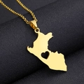 Dettaglio ravvicinato del ciondolo mappa del Perù dorato con cuore su pelle - Cuore Traforato / Oro