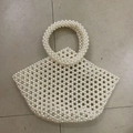 Handgefertigte fächerförmige Tasche aus weißen Perlen mit rundem Griff und Webdesign - Weiß
