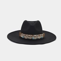 Detalle de sombrero fedora negro con banda étnica y colgante de estrella de mar - M (56-58cm) / Estilo de Banda Tejida con Estrella de Mar y Concha (Color 1#)