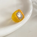 Anello vintage in resina gialla con grande zircone taglio smeraldo e pavé di cristalli - Giallo e Cristallo Trasparente