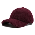 Casquette de baseball en polaire sherpa bordeaux pour l'hiver avec une texture chaude et douce - Réglable / Bordeaux