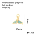 Vista detallada del colgante de cola de ballena chapado en oro con turquesas y dimensiones. - Estilo De Colgante Cola De Ballena (P01365)