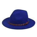 Chapeau fedora en feutre de laine bleu roi avec bandeau en similicuir marron à boucle. - Bleu saphir