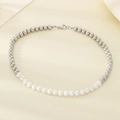 Dettaglio di una collana con perle d'argento e perle bianche con chiusura a moschettone - Collana (KN288619-Z) / Collana Argento