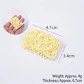 Modèle de nouilles miniatures faites à la main pour maison de poupée, 4.7cm x 3.4cm - Gâteau de nouilles instantanées miniature fait main rectangulaire de 4,7 cm (grand)