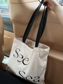 Détail du sac fourre-tout en toile blanc cassé avec texte See Sea et anses noires - Beige