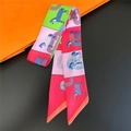 Detalle de un pañuelo de seda Twilly a cuadros con motivos de caballos en caja de regalo - 90cm / Verde Brillante Rojo Cebra