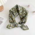 Élégant foulard carré vert herbe à fleurs plié comme accessoire de bandeau décoratif - Vert Pastoral Fleurs