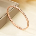 Dettaglio macro del bracciale oro rosa con numeri romani e zirconi su seta elegante - Oro Rosa (KB190302-GC)