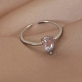 Détail macro d'une bague argentée avec une pierre rose en forme de goutte sur soie - 5#23156 Goutte Violette