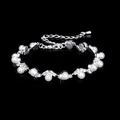 Elegante bracciale da sposa argento con perle bianche e strass scintillanti su sfondo nero - Bracciale Singolo / Bracciale in Perla Artificiale Bianca (747)