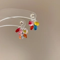 Gros plan détaillé sur des boucles d'oreilles fleurs en acrylique aux perles colorées - Tige d'argent-Argent-Coloré