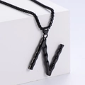 Dettaglio del ciondolo nero lettera N con trama lavica irregolare e catena a sfere - Lettera N (Nero Con Catena)