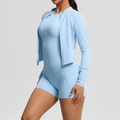Détail de l'ensemble de sport bleu clair avec short taille haute et poches latérales utiles - Bleu Ciel