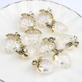 Pendentifs fraises translucides irisés avec feuilles dorées sur plat céramique - 1# Fraise