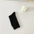Klassische schwarze Rippstrick-Socken für Damen im minimalistischen Stil auf weiß - Schwarz