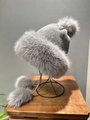 Gorro de invierno de punto gris con borde de felpa gruesa y pompones decorativos - M (56-58cm) / Gris