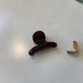 Pince à cheveux crabe bordeaux translucide en résine vue de dessus sur fond blanc neutre - Cerise