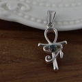 Ciondolo Ankh d'argento con occhio di Horus e gemma nera su legno scuro - Ankh Occhio di Horus / Color Acciaio