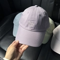 Detailaufnahme der Katzenstickerei auf einer lila Baumwoll-Basecap mit Twill-Gewebe - Lila