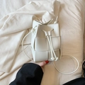 Mini sac seau tressé blanc avec cordon de serrage et fine bandoulière en simili cuir - Blanc