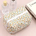 Detalle del neceser de maquillaje con flores amarillas, algodón robusto y cremallera blanca - Amarillo