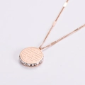 Collana in acciaio al titanio oro rosa con pendente tondo carattere Xi e cristalli - Stile Doppia Felicità / Oro rosa