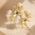 Elegante 14K vergoldete Creolen mit weißen ABS-Perlen und funkelnden Zirkonia-Akzenten - Perle Zirkonia Ohrschnalle / Gold