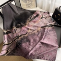 Élégant foulard carré aux motifs marbrés noir, violet et or avec un éclat de soie - 23236 - Image Principale / 90*90cm
