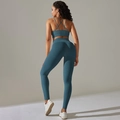 Detailansicht des nahtlosen gerippten Sportsets mit Cross-Back-BH und hoher Leggings - S / Oberteil Und Unterteil / Blaugrün