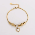 Detalle de pulsera de cadena de serpiente dorada con colgante de corazón y cuentas brillantes - Dorado