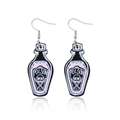 Detalle macro de pendientes de botella de veneno en acrílico con motivo de calavera - Botella de Veneno