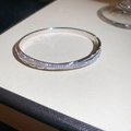 Macro-opname van een zilveren armband met zirkonia pavé en veilige sluiting detail - Pavé Gezette Zirkonia Stijl (10#) / Zilver