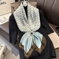 Élégant foulard en soie synthétique de 90 cm avec motifs monogrammes bleu clair et marron - 22104 Image Principale / 90*90cm