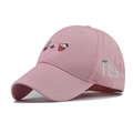 Detaillierte Stickerei von Kirschen und Erdbeeren auf einer rosa Baumwollkappe - Rosa Erdbeere