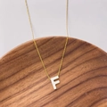 Collier chaîne dorée minimaliste avec pendentif lettre F en nacre pour femme - Lettre F