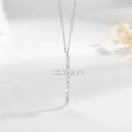 Collar clásico de plata de ley 925 con colgante de cruz de circonitas resplandecientes - Oro Blanco