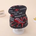 Dettaglio del berretto in maglia grigio scuro con motivi a ragno rossi e scritta Spider - Taglia Unica (1-4 Anni) / Grigio