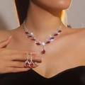 Luxuriöses versilbertes Schmuckset mit roten Kristallen in Birnenform und weißen Diamanten - Rot (DTN14027355R)