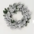 Weihnachtskranz mit Schneeflocken und Kunstkiefernnadeln, Durchmesser 48 cm Deko - Stil B (Beflockte Schnee Kiefernadeln 48cm)