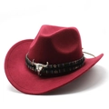 Détail du chapeau de cowboy bordeaux avec bande ethnique et ornement de crâne de taureau - Bordeaux