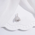 Dettaglio del ciondolo a corona in argento S925 con zirconi per creazioni gioielli - Cappuccio a Bottone di Fiore con Zircone Bianco Oro Bianco
