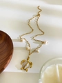 Gouden titanium stalen ketting met schildpad hanger en zoetwaterparels op witte ondergrond - Goud